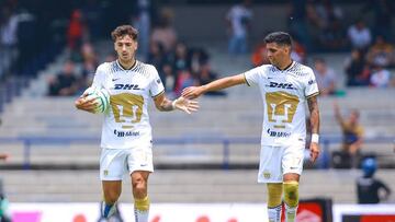 MEXICO CITY, MEXICO - AUGUST 21: Juan Dinenno (L) of Pumas celebrates the first scored goal of Pumas with Leonel L?pez (R) of Pumas during the 10th round match between Pumas UNAM and Santos Laguna as part of the Torneo Apertura 2022 Liga MX at Olimpico Universitario Stadium on August 21, 2022 in Mexico City, Mexico. (Photo by Manuel Velasquez/Getty Images)