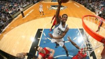 Andrew Wiggins vuela para machacar.