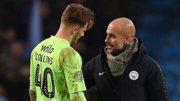 Pep Guardiola charla con el portero del Burton Albion, Bradley Collins, despu&eacute;s de que este encajara nueve goles en el partido de la EFL Cup contra el Manchester City.