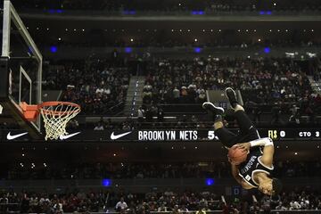 An animator performs at halftime in the NBA Global Games match Miami Heat against Brooklyn Nets, at Mexico City's Arena on December 9, 2017, in Mexico City. / AFP PHOTO / PEDRO PARDO