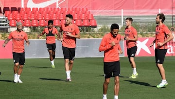 dep 37 SEV01. SEVILLA, 27/05/2020.- Fotografía facilitada por el Sevilla FC de los jugadores sevillistas Éver Banega (i), Lucas Ocampos (3i) y Franco Vázquez (d) y el holandés Luuk de Jong, que este fi