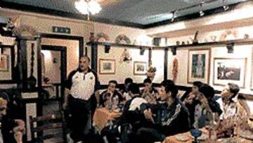 <B>De la fiesta al regreso.</B> Los jugadores españoles en el restaurante La Sangría de Oslo, donde celebraron el título.