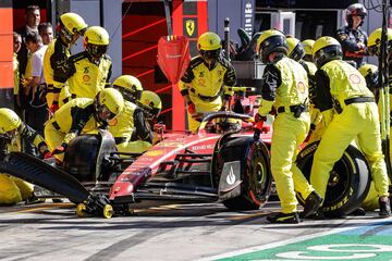 Los mecánicos trabajan en el coche del piloto español de Ferrari Carlos Sainz Jr.