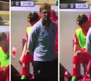 Hinchas de Liverpool se enfurecen con Moreno por 'el reto de la botella' en pleno partido