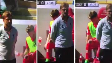 Alberto Moreno, del Liverpool, jugando al 'Bottle Challenge' delante de Jürgen Klopp.