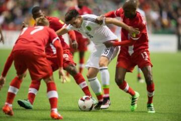 Héctor Herrera es marcado por 4 jugadores de canadá.