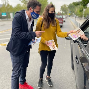 Camila Caram entregando panfletos de su candidatura