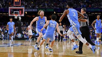 Brady Manek y Creighton Lebo, de North Carolina, celebran la victoria ante Duke en la semifinal del March Madness.