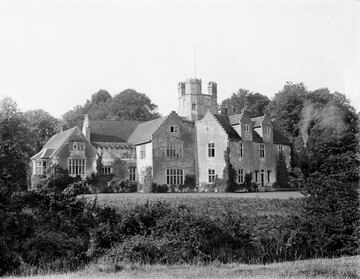 Construida en 1260, la Bisham Abbey debe su nombre al monasterio ahora desaparecido que había al lado. Originalmente se llamaba Bisham Priory y era el lugar de descanso de muchos Condes de Salisbury.   