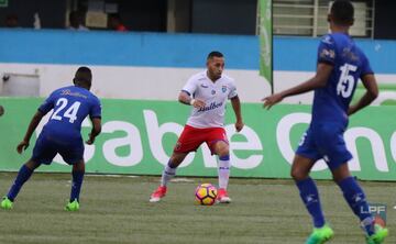 El panameño jugó en el fútbol de Argentina, Chile y Venezuela. Debutó para el Colo-Colo, también fue parte del Magallanes y del Palestino. En Argentina defendió los colores del Estudiantes de la Plata y por último, en Venezuela, jugó para Mineros de Guayana.