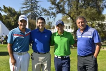 Claudio Borghi se relaja jugando golf junto al cantante Douglas y al golfista Juan Cerda.