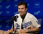 Así lanzó Checo Pérez la primera bola en Dodger Stadium