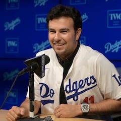 Así lanzó Checo Pérez la primera bola en Dodger Stadium