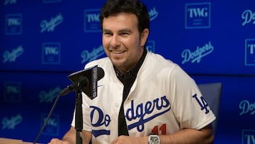 Así lanzó Checo Pérez la primera bola en Dodger Stadium