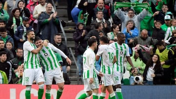 Los jugadores del Betis celebran uno de los goles ante el Athletic.