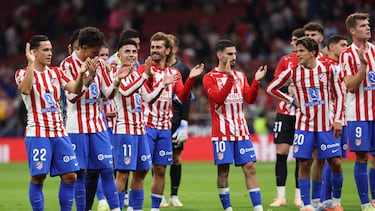 Los jugadores del Atlético aplauden a sus aficionados tras el triunfo ante Osasuna.