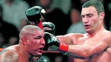 <b>SUPERIOR. </b>Klitschko conecta un golpe en el rostro de Arreola.