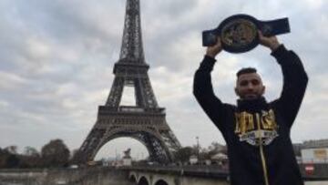 Giner, con su cinturón en París.