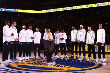 El Oracle Arena se visti車 de gala para el arranque de la temporada NBA: los Warriors recibieron sus anillos de campeones y alzaron otra bandera al techo del pabell車n. Arranc車 la temporada 2017-18.
