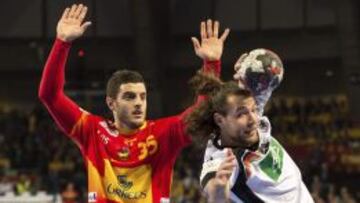 . Wroclaw (Poland), 16/01/2016.- Niko Mindegia (L) of Spain and Johannes Sellin (R) of Germany in action during the 2016 Men&#039;s European Championship handball group C match between Spain and Germany at the Centennial Hall in Wroclaw, Poland, 16 January 2016. (Espa&ntilde;a, Balonmano, Polonia, Alemania) EFE/EPA/MACIEJ KULCZYNSKI POLAND OUT