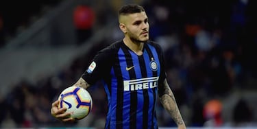 El delantero argentino tiene un presente complicado con el Inter. Luego de que en la temporada pasada peleara con las directivas y perdiera la capitanía, su salida del equipo ha sido muy mencionada en el mercado. Napoli, Roma y Juventus han estado detrás del argentino, pero recientemente se conoció que Icardi no se moverá del club a menos de que se vaya para el equipo de Turín (Juventus). 