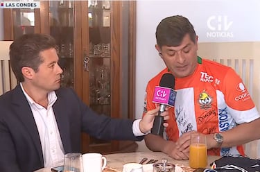 Parisi muestra su lado futbolero: apareció con las camisetas de estos equipos nacionales