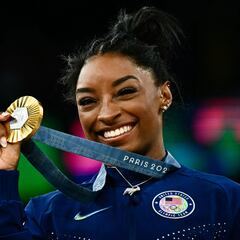 Simone Biles reina en el ‘all around’ y hace más historia