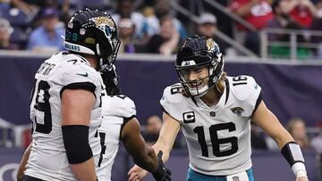 HOUSTON, TEXAS - JANUARY 01: Trevor Lawrence #16 of the Jacksonville Jaguars celebrates with Snoop Conner #24 of the Jacksonville Jaguars after a touchdown during the third quarter \aht at NRG Stadium on January 01, 2023 in Houston, Texas.   Bob Levey/Getty Images/AFP (Photo by Bob Levey / GETTY IMAGES NORTH AMERICA / Getty Images via AFP)