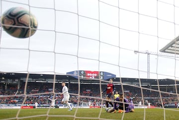 El jugador del Real Madrid, Jovic, marca el 1-4 al Osasuna. 