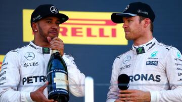 Hamilton y Rosberg en el podio de Rusia.