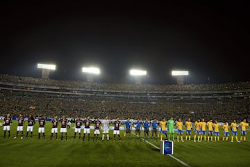 Los equipos en el campo.