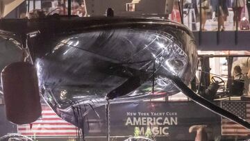 El 'Patriot' del equipo American Magic, con daños en el casco tras volcar durante la disputa de la Copa Prada 2021.
