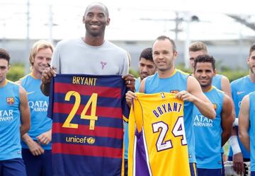 Messi, Ronaldinho y otros amigos de Kobe Bryant en el fútbol