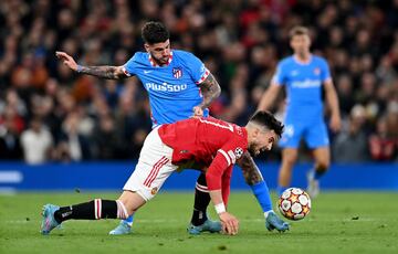 Alex Telles y Rodrigo de Paul.