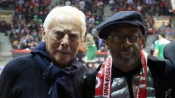 Giorgio Armani, ejerci&oacute; de anfitri&oacute;n de Spike Lee durante el Armani-Panathinaikos.