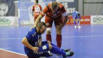 Ricardinho se duele al lesionarse.
