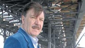 <b>FELICIDAD. </b>Francisco Mendoza dio ayer un paseo por el Puente del Tinto. Y se fue de 'pesca'.