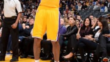 Kobe no pudo acabar el duelo entre los dos peores del Oeste