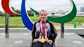 Marta Fern&aacute;ndez posa con las tres medallas.