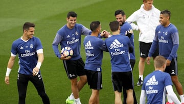 Los jugadores del Real Madrid, durante el entrenamiento de este viernes.