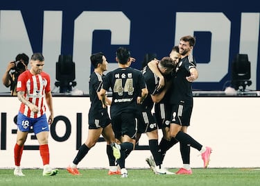 Alegría de los jugadores del Team K-League tras el gol de Krivotsyuk. Falta lateral botada por Cesinha desde la izquierda y Antonio Gomis cometió un fallo garrafal en la salida: fue tarde de puños y Krivotsyuk se adelantó para cabecear.