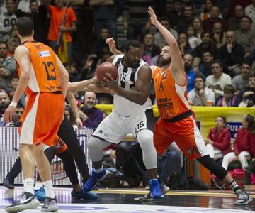 Es un jugador de baloncesto griego que milita en Ionikos Nikaias B.C. Mide 2,08 m, ​ y pesa 196 kg. Muchos creen que podría haber llegado más lejos si se hubiese cuidado más.