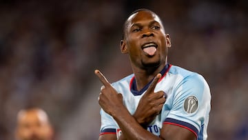 AME4790. MONTERREY (MÉXICO), 27/08/2023.- Diber Cambindo de Cruz Azul festeja una anotación ante Rayados hoy, durante un partido correspondiente a la jornada 6 del Torneo apertura 2023 celebrado en el estadio BBVA de la ciudad de Monterrey (México). EFE/Miguel Sierra