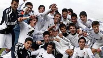<b>CAMPEONES. </b>El Juvenil A revalidó su título ganando el derbi en el Cerro del Espino y le da a La Fábrica la primera Liga de la temporada.