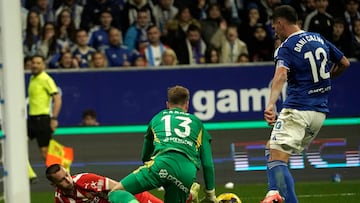 Dani Calvo en tareas defensivas con el Oviedo.