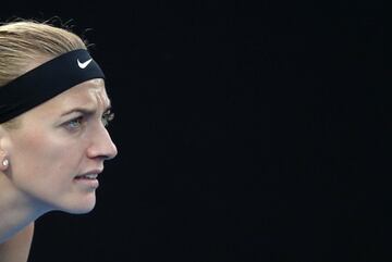 Kvitova espera el saque de la japonesa Naomi Osaka.