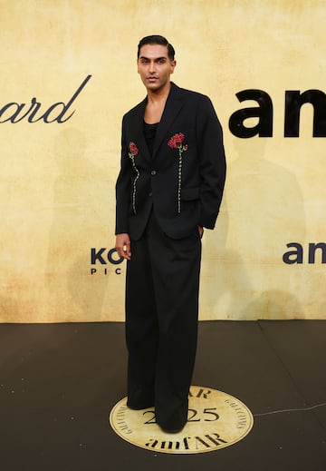 Rahi Chadda posa durante una sesión fotográfica para los invitados a la Gala amfAR.