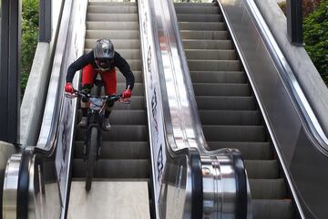 Los mejores exponentes del downhill recorrieron las calles de varios barrios de la comuna trece de Medellín. Con el evento se buscaba que el recorrido de 2260 metros se convierta en un nuevo récord mundial. Los Récord Guiness enviaron dos representantes para avalarlo. Uno de los participantes fue el mejor de la modalidad, el estadounidense Nicholi Rogatkin.