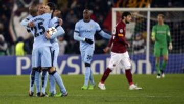 Los jugadores del City celebran uno de los goles al Roma.