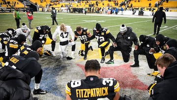 PITTSBURGH, PENNSYLVANIA - DECEMBER 24: Pittsburgh Steelers team kneels on the field after their win over the Las Vegas Raiders at Acrisure Stadium on December 24, 2022 in Pittsburgh, Pennsylvania.   Gaelen Morse/Getty Images/AFP (Photo by Gaelen Morse / GETTY IMAGES NORTH AMERICA / Getty Images via AFP)